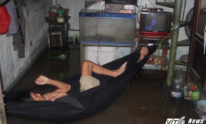 Nhiều ngôi nhà ở Sài Gòn ngập sâu gần 1m sau cơn mưa lớn