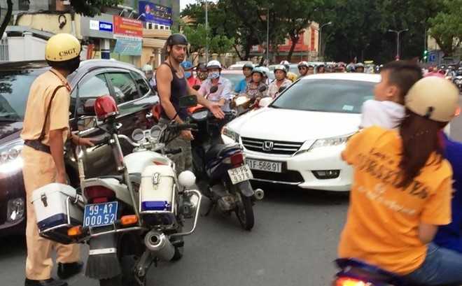 Khách Tây chặn ôtô chạy ngược chiều ở trung tâm Sài Gòn