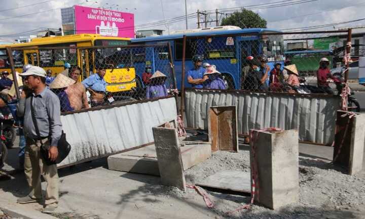 Chạy đón xe buýt, người đàn ông lọt xuống hố ga thiệt mạng