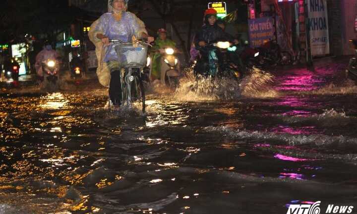 Đường Sài Gòn lại ngập nặng sau cơn mưa lớn