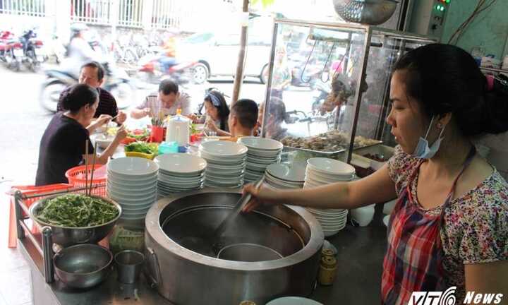 Quán phở ở TP.HCM nườm nượp khách sau khi Thủ tướng ghé ăn