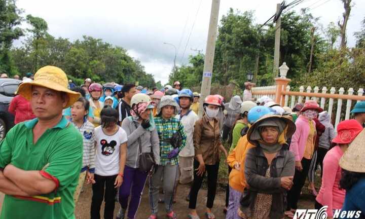 Vợ con cán bộ huyện bị sát hại: Nhiều người đến chia buồn với gia đình nạn nhân