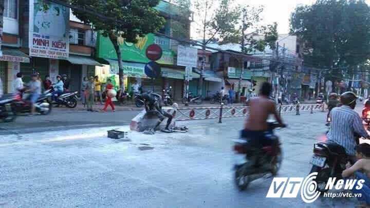 Người đàn ông chết cháy trong khi bị dây xích quấn