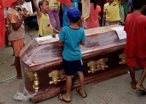 Hàng trăm tiểu thương mang quan tài phản đối di dời chợ