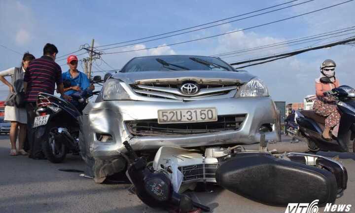 Ôtô 'điên' gây tai nạn liên hoàn, 2 phụ nữ bị kéo lê trên đường Sài Gòn
