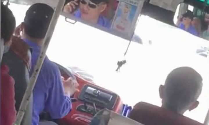 Đình chỉ tài xế xe buýt một tay lái xe, một tay nghe điện thoại trên phố Sài Gòn