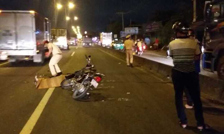 Vượt xe tải trên quốc lộ, hai sinh viên bị cán thương vong