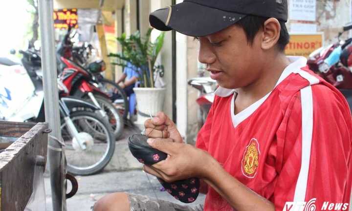 Chàng trai sửa giày miễn phí cho người nghèo có quan điểm sống lạ