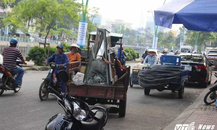 Sợ CSGT xử phạt, xe 'máy chém' xếp hàng núp sau ô tô ở Sài Gòn