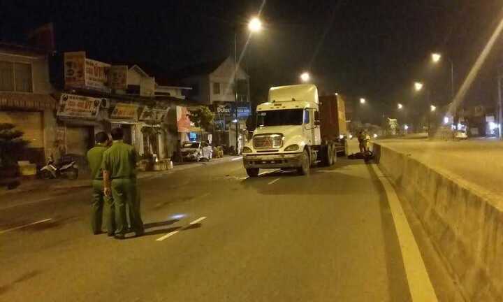 Đối đầu xe container, người đàn ông bị cán chết