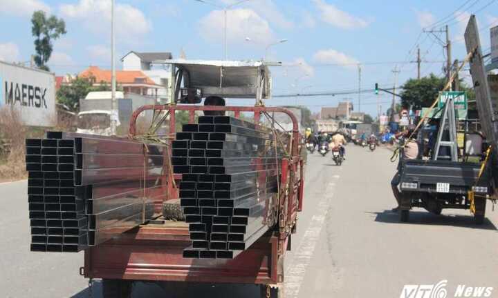 Xe 'máy chém' dàn hàng ngang, 'đại náo' tỉnh lộ Bình Dương