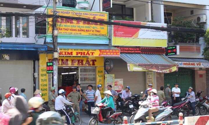 Xách 2 can xăng đến tiệm vàng 'xin' 200 triệu đồng