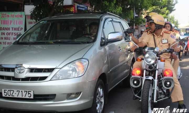 Nhiều tài xế ô tô ngẩn ngơ khi bị CSGT ghi hình, xử phạt nguội