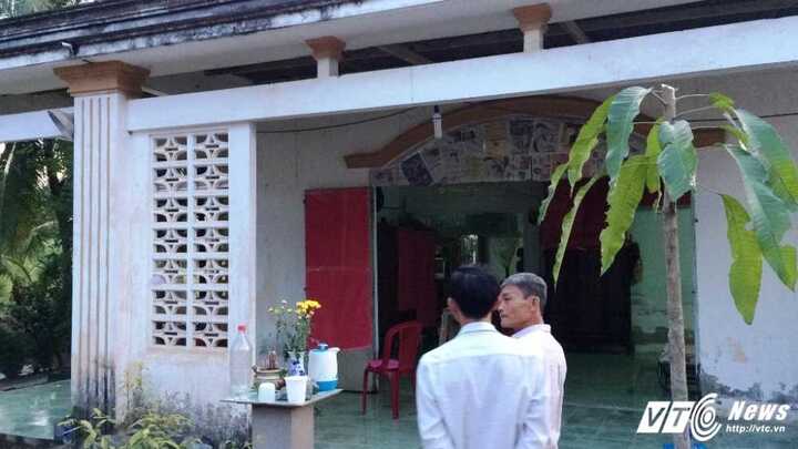 Cha mẹ vợ chết với nhiều vết thương, con rể dắt xe bỏ đi