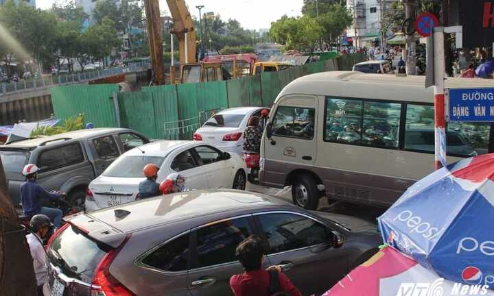 'Hố tử thần' chình ình giữa đường, dân khốn khổ vì giao thông tắc nghẽn