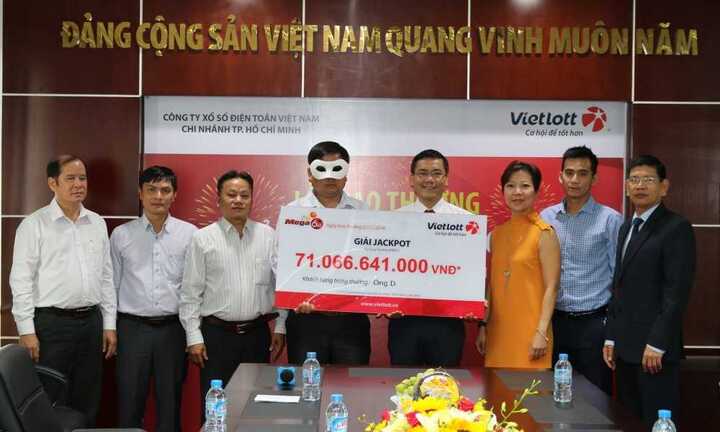 Người trúng giải xổ số Vietlot hơn 71 tỷ đồng nhận thưởng