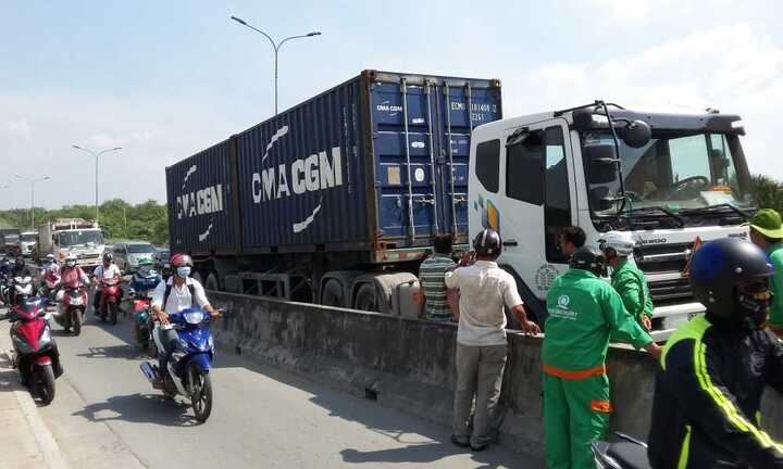Cầu Phú Mỹ kẹt xe dài 5km, hàng nghìn phương tiện đứng 'chôn chân'