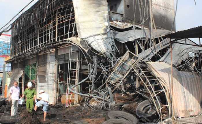 Chồng chở vợ con húc tung cửa sắt, lao qua biển lửa thoát thân