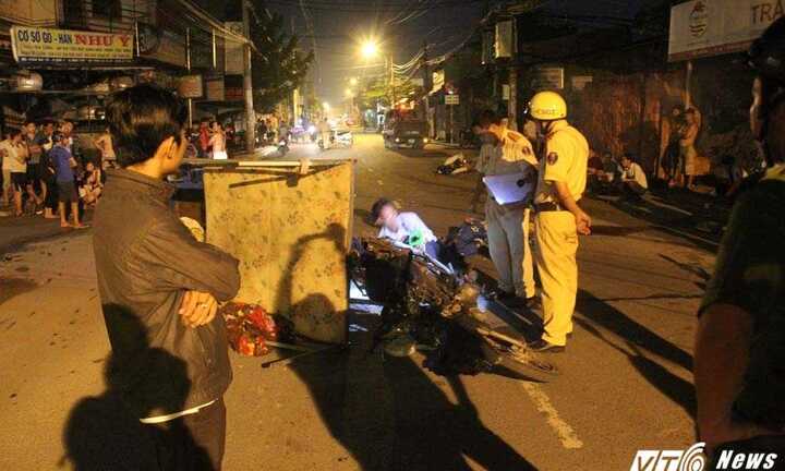 Xe máy đối đầu trong đêm trên phố Sài Gòn, 2 người thương vong