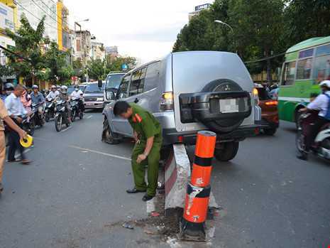 Xe chở tiền 'ôm' dải phân cách giữa phố Sài Gòn