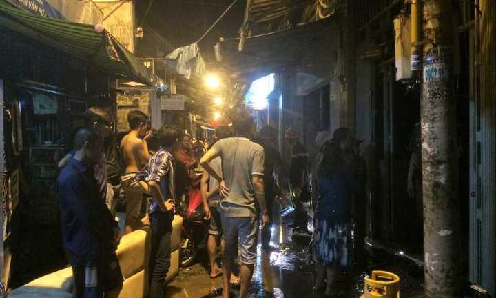 Cháy nhà giữa Sài Gòn, con thiệt mạng, cha nguy kịch