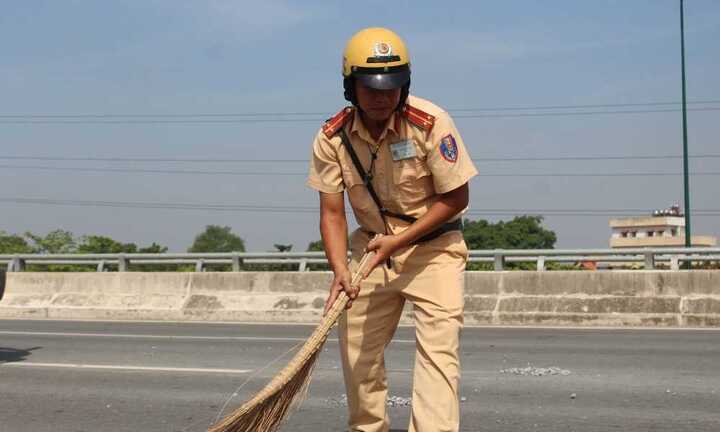 CSGT đội nắng, quét dọn đá dăm vương vãi trên đại lộ Sài Gòn