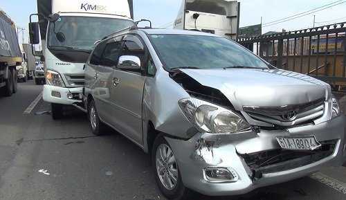 Ô tô 7 chỗ bị xe tải đâm liên hoàn, 6 người hoảng loạn