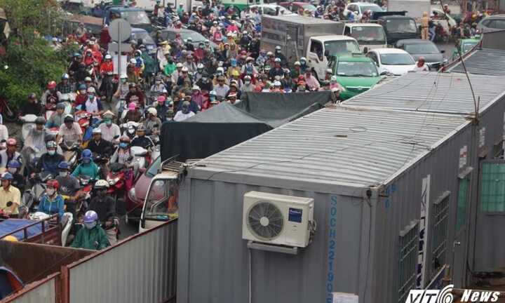 Lô cốt trùng điệp, người Sài Gòn cứ ra đường là kẹt xe