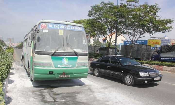 Xe buýt bốc cháy ngùn ngụt giữa phố Sài Gòn