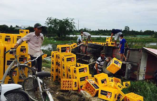 Xe chở 500 két bia lật xuống ao, điều kỳ diệu đã xảy ra