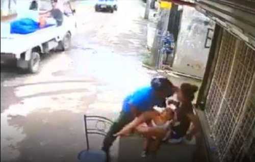 Ngang nhiên cướp điện thoại của mẹ, đẩy con ngã ngay trước cửa nhà