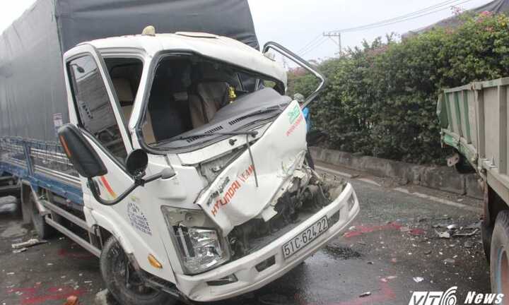 Tai nạn liên hoàn, 5 ôtô dính chặt nhau trên cầu Bến Cát