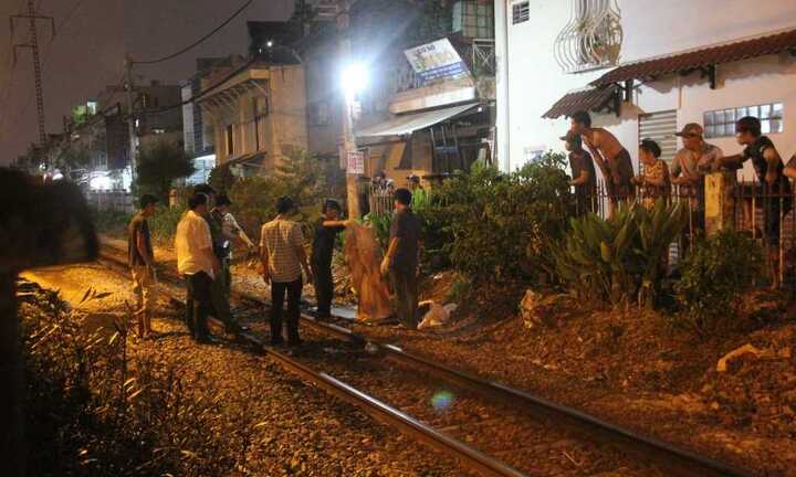 Say xỉn đứng trên đường ray, người đàn ông bị tàu hỏa cán chết