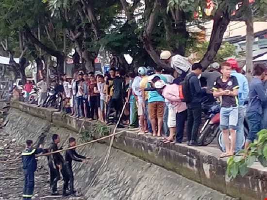 Lặn xuống kênh mò điện thoại, nam thanh niên bị nước cuốn trôi