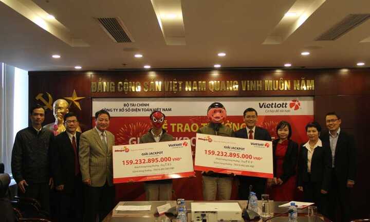 Vietlott trao giải kỷ lục gần 160 tỷ đồng cho 2 người đàn ông