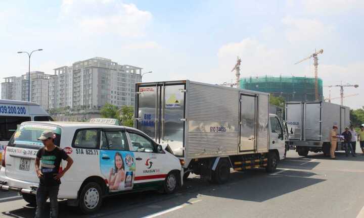 Xe tải mất lái, 5 ô tô tông nhau liên hoàn trên đại lộ ở Sài Gòn