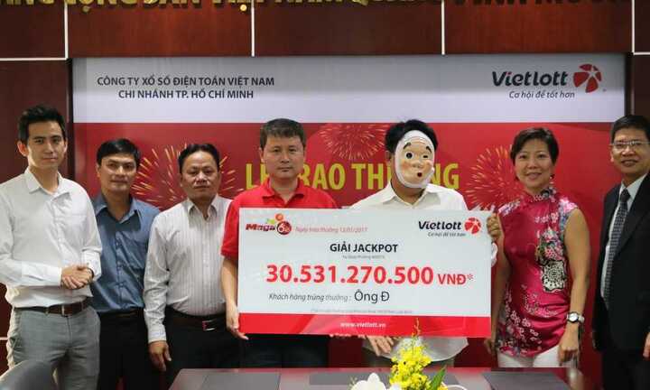 Khách hàng ở TP.HCM đeo mặt nạ nhận giải Vietlott hơn 30 tỷ