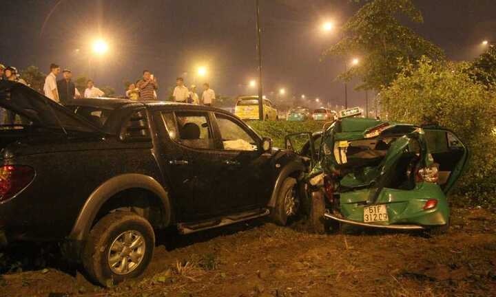 Xe taxi bị 'vo viên' sau tai nạn kinh hoàng