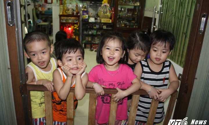 Gia đình sinh 5 đầu tiên ở Việt Nam: 'Tết, chồng tôi vẫn chạy xe suốt đêm kiếm tiền nuôi con'