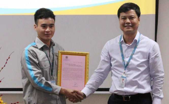 Nhặt được 100 triệu đồng, nhân viên sân bay trả lại cho khách