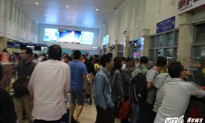 Mùng 2 Tết: Sân bay Tân Sơn Nhất vẫn cháy vé
