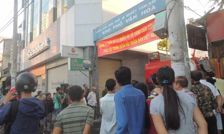 5 người kêu cứu trên nóc tòa nhà cháy đỏ rực ở Sài Gòn