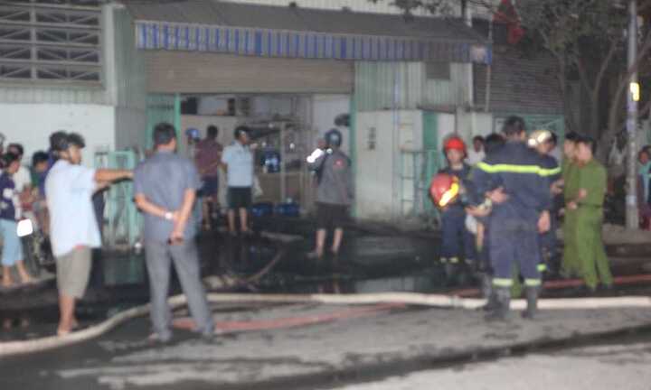 Cháy nổ khủng khiếp tại xưởng in ở TP.HCM