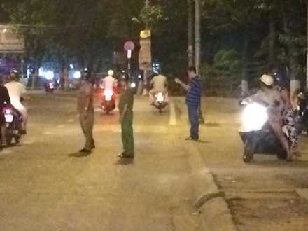 20 thanh niên cầm mã tấu hỗn chiến trong đêm khiến cả khu phố kinh sợ