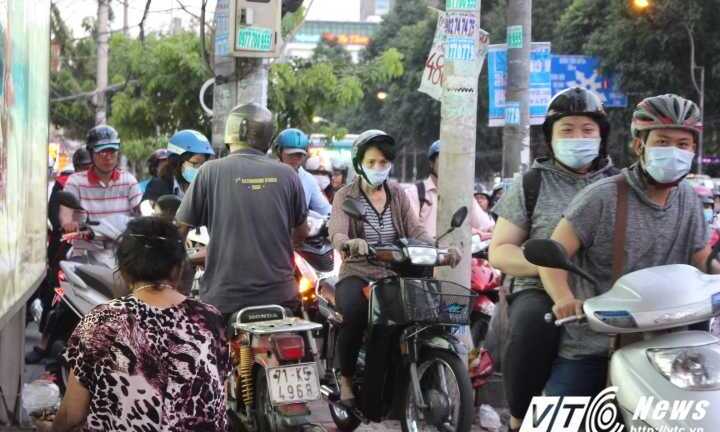 Đường phố Sài Gòn kẹt cứng, xe máy 'đại náo' trạm chờ xe buýt ngày Valentine
