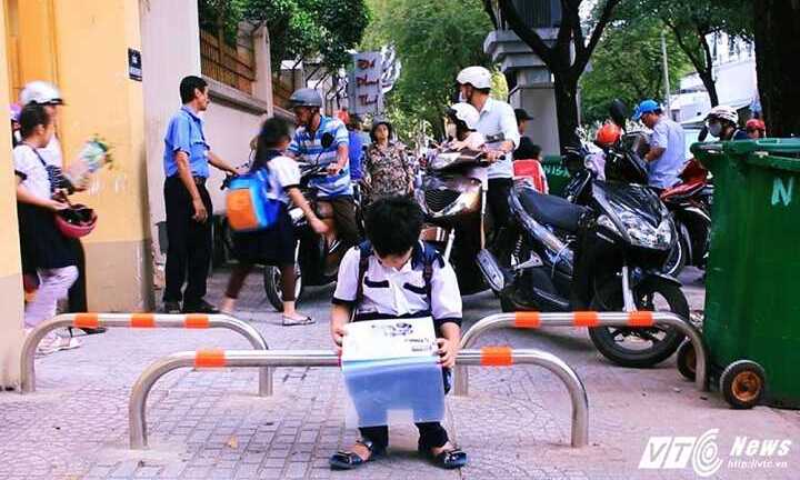 Barie trên vỉa hè ở Sài Gòn bị 'vô hiệu hóa': Đề nghị xem xét lại việc lắp đặt