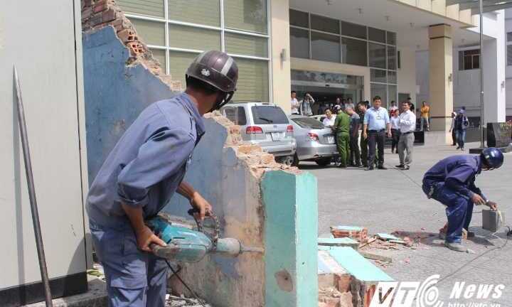 Lấn chiếm vỉa hè, tường trước trụ sở đại diện phía Nam của Bộ Công thương bị đập bỏ