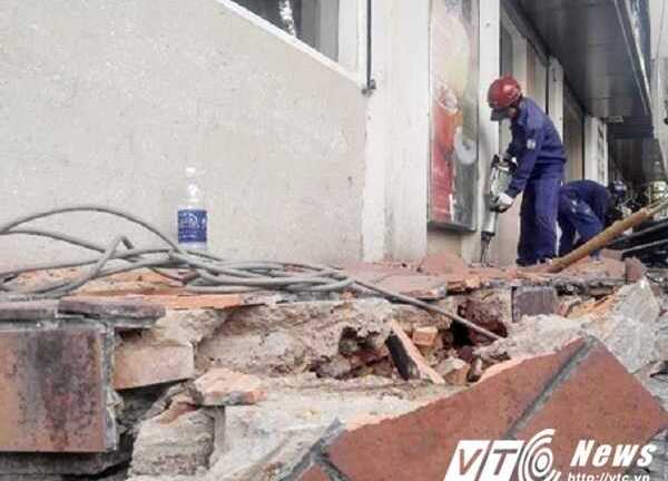 Lấn chiếm vỉa hè, trụ sở khu phố Quận 1 bị đập bỏ