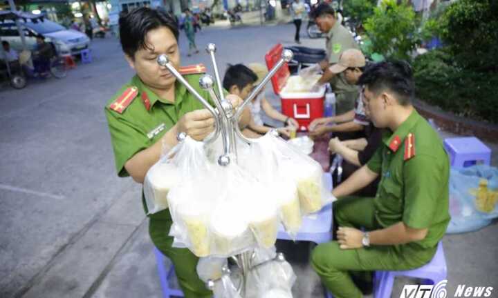 Trưởng Công an phường cùng đồng đội nấu cháo cho bệnh nhân nghèo Sài Gòn