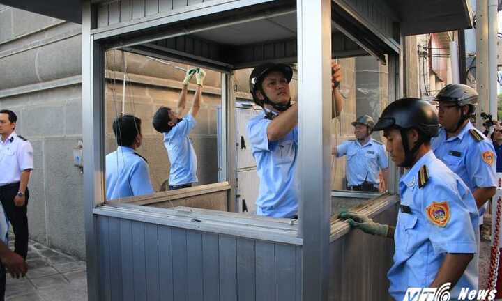 Tháo gỡ hàng loạt vọng gác công an lấn chiếm vỉa hè tại Ngân hàng Nhà nước Việt Nam